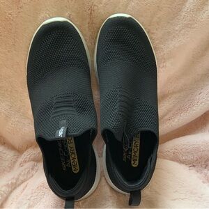 Ladies Black and white memory Foam Skechers stretch fit size 7 shoes